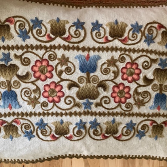 Pillow Oblong Richly Embroidered - Picture 5 of 9